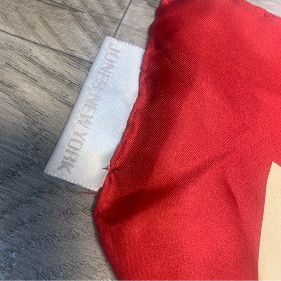 VTG Jones New York 100% Silk Rolled Edge Printed Scarf Perfume Tassel Key Square - Picture 8 of 11